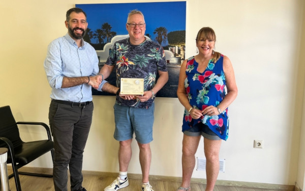 Ρόδος: Τιμήθηκε ζευγάρι Βρετανών που έχει επισκεφθεί το νησί πάνω από 100 φορές