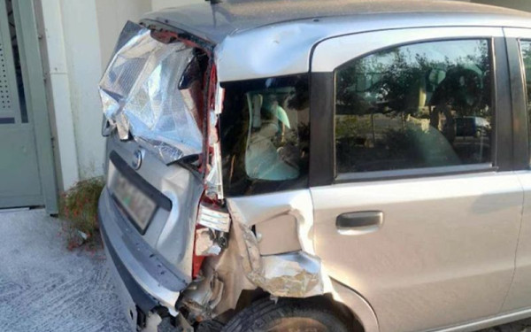 Αττική - Θανατηφόρο δυστύχημα στο Μενίδι: Νεκρός αναβάτης μηχανής - Καρφώθηκε σε σταθμευμένο αυτοκίνητο (βίντεο)