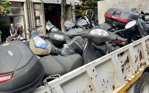 Θεσσαλονίκη: Επιχείρηση απομάκρυνσης εγκαταλελειμμένων δικύκλων (φωτ.)