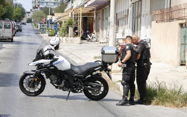 Κορωπί: 51χρονος τραυμάτισε 4 ανθρώπους με κατσαβίδι - Αστυνομικοί τον πυροβόλησαν προτού τον συλλάβουν