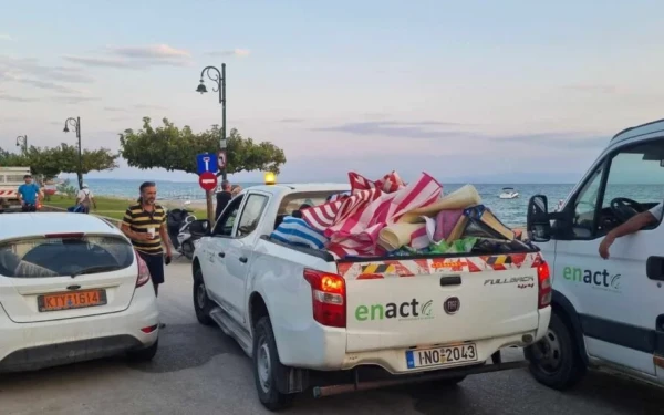 Χαλκιδική: Επιχείρηση... σκούπα σε ομπρέλες και ξαπλώστρες στην παραλία Πευκοχωρίου (φωτ.)