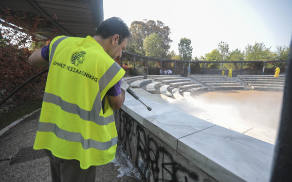 Θεσσαλονίκη: Ολοκληρώνεται ο καθαρισμός της Νέας Παραλία από τα γκράφιτι