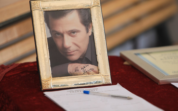 Δάνης Κατρανίδης: Με συγκίνηση και πλήθος κόσμου το τελευταίο αντίο στον ηθοποιό (βίντεο, φωτ.)