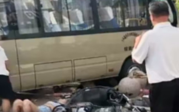 Κίνα: Σχολικό λεωφορείο έπεσε πάνω σε πλήθος - Τουλάχιστον 11 νεκροί (βίντεο)