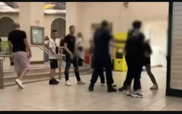 Αθήνα: Άγρια συμπλοκή μεταξύ ανηλίκων στο Μοναστηράκι για ένα κινητό (βίντεο)