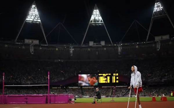 Αθλητής στους Παραολυμπιακούς έκανε εκπληκτικό άλμα με το ένα πόδι, δίνοντας μάθημα ζωής (βίντεο)