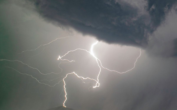 Το περιστρεφόμενο νέφος που σκέπασε τα Βασιλικά στην καταιγίδα «πιάστηκε» στον φωτογραφικό φακό (φωτ.)