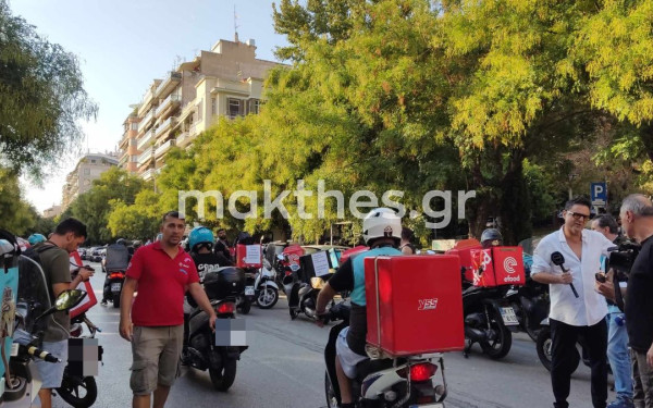 Κοινή μοτοπορεία των εργαζομένων σε Wolt και Efood στη Θεσσαλονίκη – «Δεν θα κάνουμε πίσω» λένε οι διανομείς (βίντεο, φωτ.)