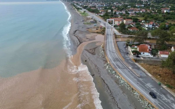 Λάρισα: Έγινε καφέ η θάλασσα στον Αγιόκαμπο - Ο κόσμος έτρεχε να πάρει τα αυτοκίνητα (φωτ.)
