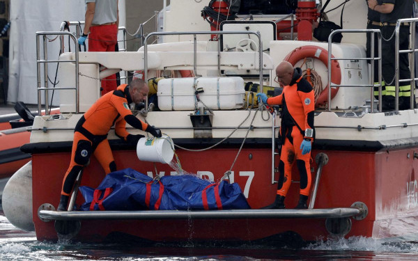 Ναυάγιο Σικελία: Μέλος του πληρώματος λέει ότι ξύπνησε τον καπετάνιο προτού γείρει το σκάφος