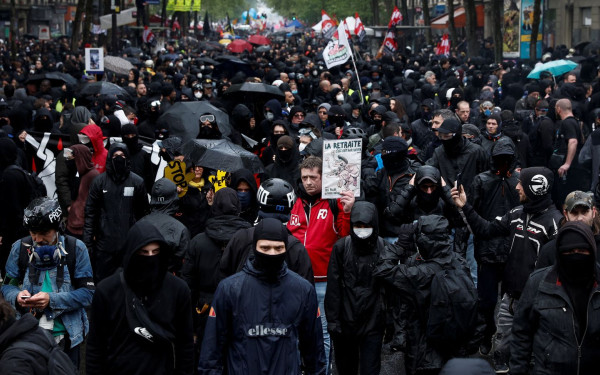 Γαλλία: Χιλιάδες διαδήλωσαν ενάντια στον διορισμό του Μπαρνιέ - Καταγγέλλουν «πραξικόπημα» του Μακρόν (βίντεο)