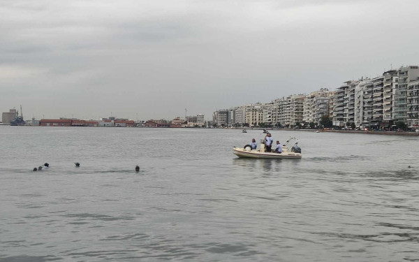 Θεσσαλονίκη: Μια αλλιώτικη ψαριά - Καθάρισαν τον βυθό του Θερμαϊκού με μαγνήτες