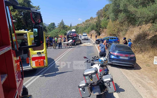 Πρέβεζα: Επιχείρηση απεγκλωβισμού τριών ατόμων μετά από τροχαίο