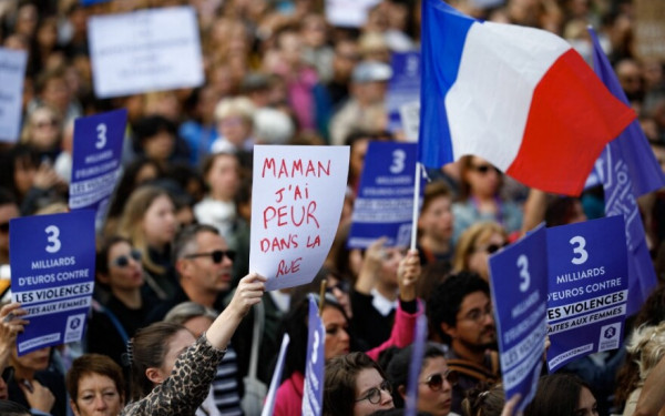 Γαλλία: Εκατοντάδες άνθρωποι ξεχύθηκαν στους δρόμους, στηρίζοντας την Ζιζέλ Πελικό και όλα τα θύματα βιασμού