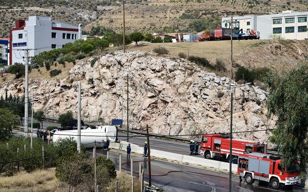 Εκκενώνεται η δομή του Σχιστού για προληπτικούς λόγους, μετά από ανατροπή βυτιοφόρου που μετέφερε υγραέριο (φωτ.)