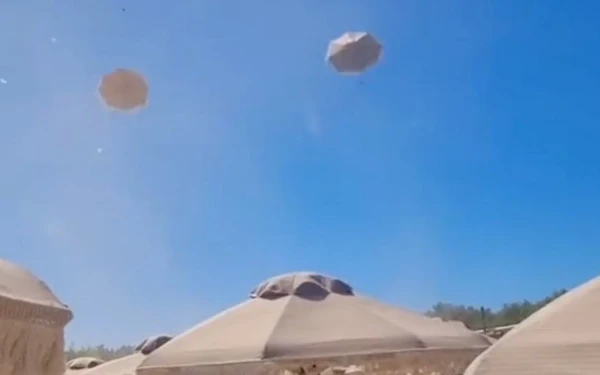 Χαλκιδική: Ανεμοστρόβιλος σήκωσε ομπρέλες σε beach bar - Δείτε βίντεο