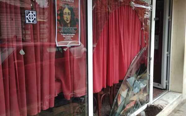 Θεσσαλονίκη: Βανδάλισαν με φασιστικά σύμβολα τη Λαϊκή Βιβλιοθήκη της Νεάπολης - Δείτε φωτογραφίες