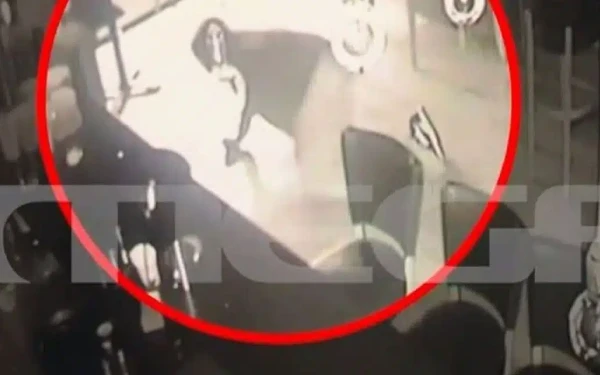 Πυλαία: Βίντεο ντοκουμέντο από διάρρηξη σε καφετέρια - Μπήκαν έρπην για 80 ευρώ