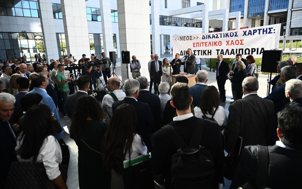 Νέος Δικαστικός Χάρτης: Συγκέντρωση διαμαρτυρίας και αποχή των δικηγόρων για την έναρξη εφαρμογής του (φωτ.)