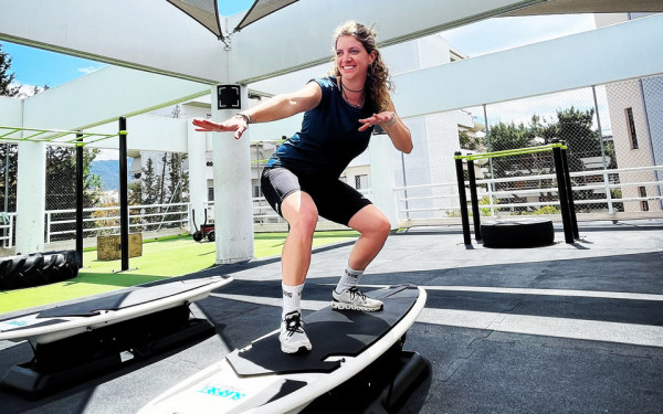 Float Training: Η γυμναστική που σε μαθαίνει ισορροπία κάνοντας σερφ στη στεριά