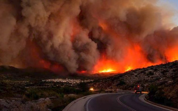 Δασική πυρκαγιά στην Καταλονία - Κλείνει κεντρικός αυτοκινητόδρομος και σιδηροδρομική σύνδεση
