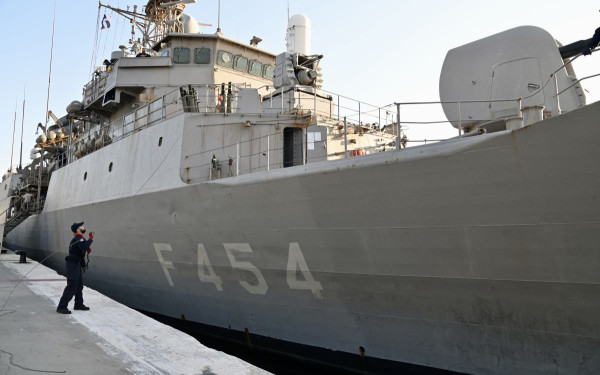 Επέστρεψε στη Σαλαμίνα η φρεγάτα «Ψαρά» (φωτ.)