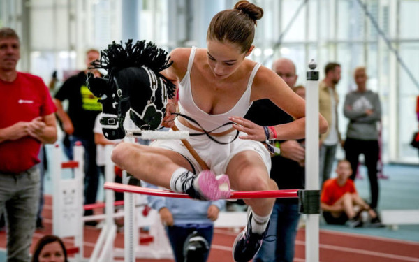 Aπίστευτο: Στη Γερμανία διοργάνωσαν για πρώτη φορά πρωτάθλημα ιππασίας χωρίς... άλογα (βίντεο)