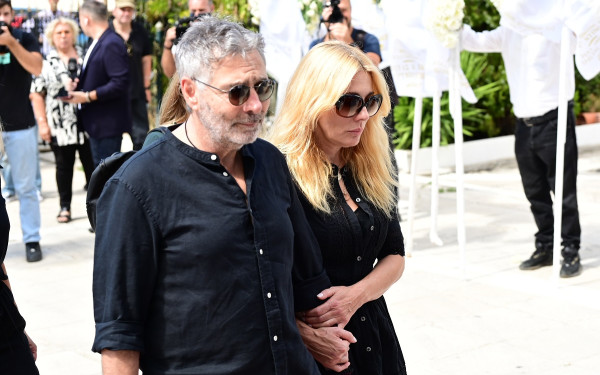 Ντίνος Καρύδης: Συγγενείς και φίλοι είπαν το τελευταίο αντίο στον γνωστό ηθοποιό (βίντεο, φωτ.)
