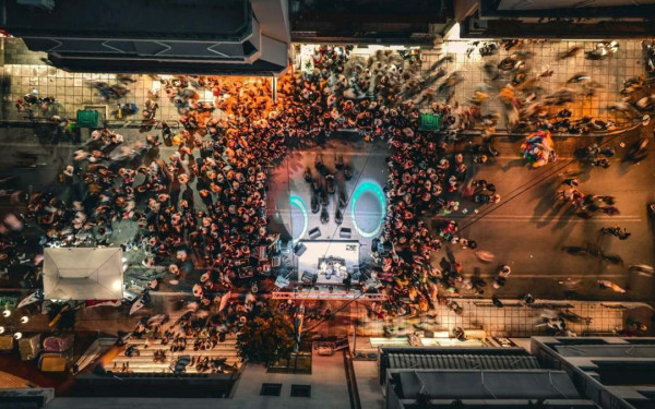 Λευκή Νύχτα στον Εύοσμο: Μια απέραντη γιορτή της αγοράς και της καλλιτεχνικής έκφρασης (φωτ.)