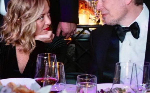 Έλον Μασκ - Τζόρτζια Μελόνι: «Love is in the air» - Οι αγκαλιές, τα κοπλιμέντα και το χειροκρότημα στο Atlantic Council (βίντεο)