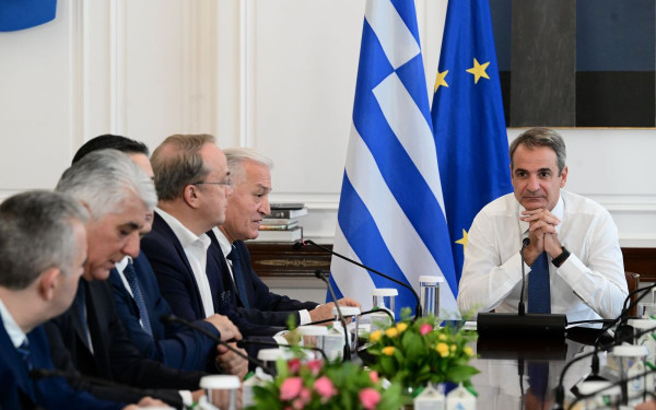 Συνάντηση Μητσοτάκη με το προεδρείο της ΚΕΔΕ: Έχουν γίνει σημαντικά βήματα για την οικονομική και θεσμική στήριξη της αυτοδιοίκησης