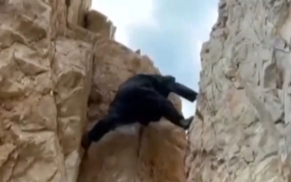 Άγιο Όρος: «Κόβει την ανάσα» η εικόνα με μοναχό να σκαρφαλώνει στα απόκρημνα Καρούλια (βίντεο)