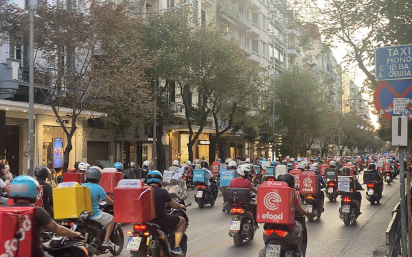 Θεσσαλονίκη: Στους δρόμους για καλύτερες συνθήκες ασφαλείας και μισθούς βγήκαν οι διανομείς (βίντεο, φωτ.)