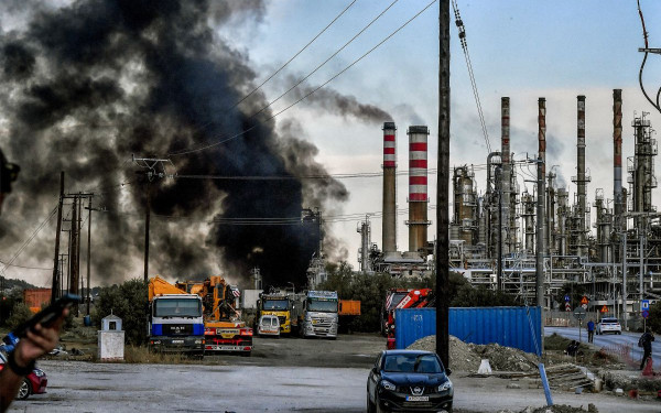 Σε ύφεση η πυρκαγιά στις εγκαταστάσεις της Motor Oil - Στο σημείο παραμένουν πυροσβεστικές δυνάμεις (βίντεο)