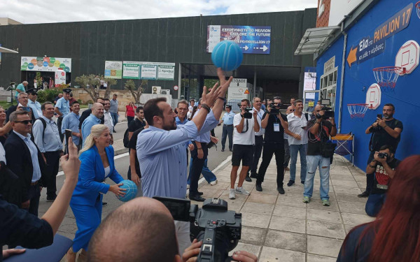 Η βόλτα Παππά στην 88η ΔΕΘ: Έπαιξε μπάσκετ, πήγε ΠΑΟΚ και ΗΡΑΚΛΗ, και εντυπωσιάστηκε από τις Ένοπλες Δυνάμεις (βίντεο)