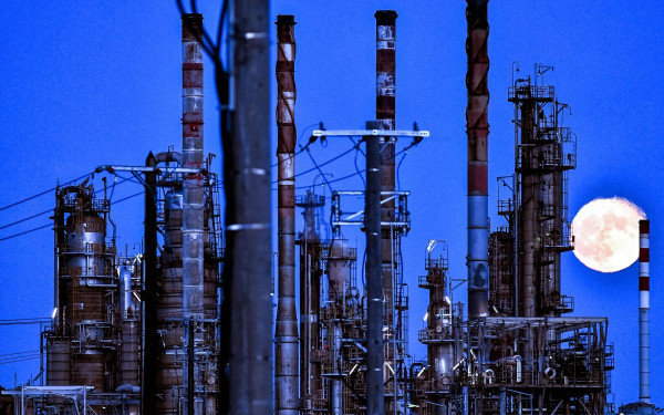 ΚΚΕ: Η πυρκαγιά στη Motor Oil αποκαλύπτει τους μεγάλους κινδύνους από την έλλειψη μέτρων ασφαλείας