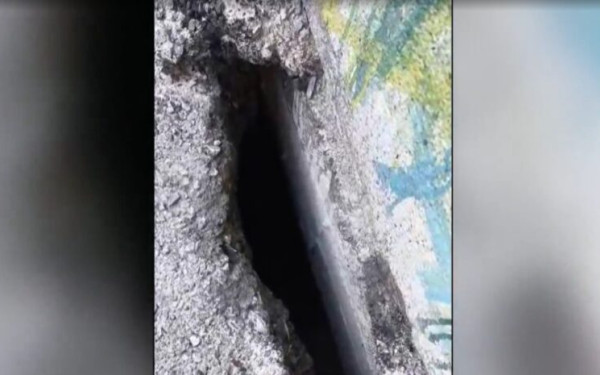 Θεσσαλονίκη: Επικίνδυνες τρύπες και ρωγμές στην αυλή του 20ου Δημοτικού Καλαμαριάς