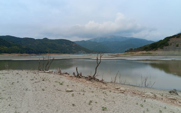 Τζουμέρκα: «Σβήνει» η τεχνητή λίμνη Πουρναρίου και αποκαλύπτεται ένας βυθισμένος οικισμός (φωτ.)