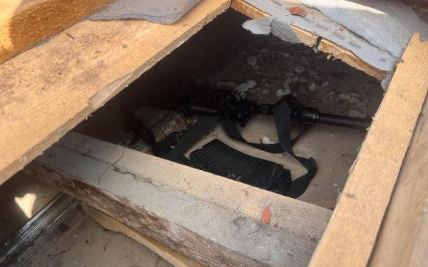 Θεσσαλονίκη: Έκρυβαν ναρκωτικά και όπλα μέχρι και στην... κεραμοσκεπή - Δύο συλλήψεις (φωτ.)