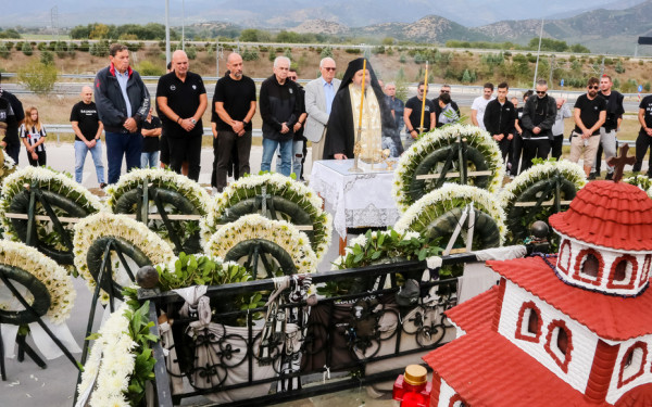 Η οικογένεια του ΠΑΟΚ τίμησε τη μνήμη των έξι αδικοχαμένων αετόπουλων στα Τέμπη (φωτ.)
