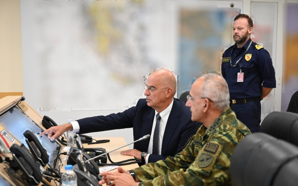 Δένδιας: Απομακρύνθηκαν με C-130 από το Λίβανο 22 Έλληνες και 38 Κύπριοι