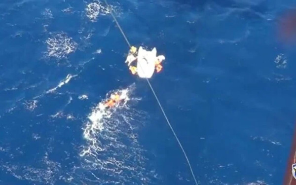 Λέρος: Καρέ καρέ η διάσωση 8 ναυαγών από ελικόπτερο της Πολεμικής Αεροπορίας (βίντεο)