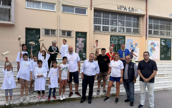 Θεσσαλονίκη: Μαθητές και γονείς σβήνουν τα graffiti και ευπρεπίζουν το σχολείο τους (βίντεο, φωτ.)