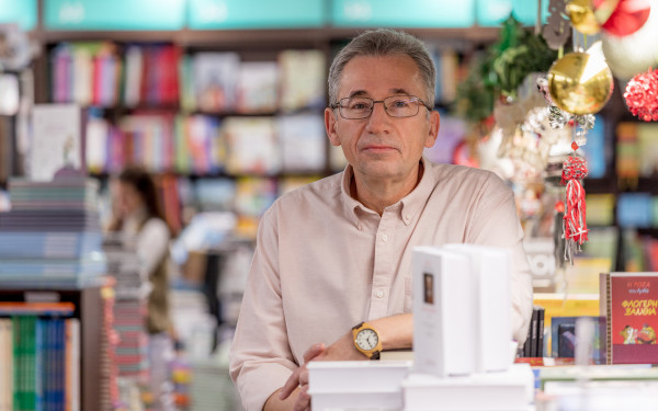 Ισίδωρος Ζουργός στη «ΜτΚ»: Τα βιβλία είναι ζιπαρισμένες ζωές