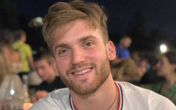 Ιωνάς Καρούσης: Τον πυροβόλησαν 4 φορές - «Ο μοναχογιός μου θυσιάστηκε στην τρέλα του πολέμου» (βίντεο)