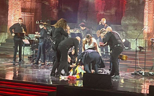 Αγωνία για τη Μαρινέλλα - Λιποθύμησε στη σκηνή του Ηρώδειου - Δείτε τη συγκλονιστική στιγμή