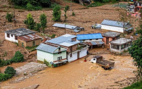 Φονικές πλημμύρες στο Νεπάλ: Τουλάχιστον 209 νεκροί - «Πνιγμένη» από λάσπες και συντρίμμια η χώρα (βίντεο)