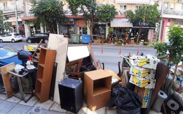 Θεσσαλονίκη: Ξεφόρτωσε όλο το μαγαζί του στο πεζοδρόμιο - Μήνυση και πρόστιμο από το Δήμο