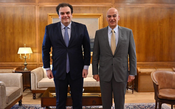 Συνάντηση Δένδια με Πιερρακάκη για την προσέλκυση νέων στις στρατιωτικές σχολές