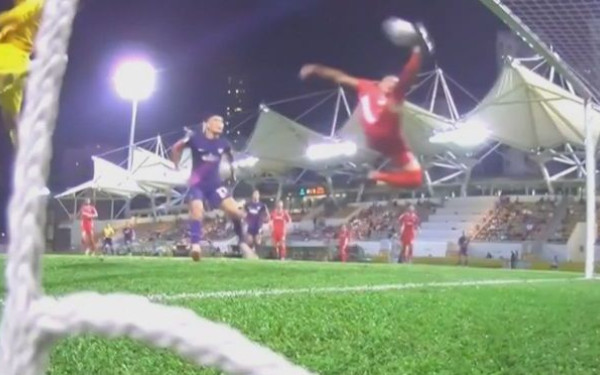 Χονγκ Κονγκ: Αμυντικός «καρατέκα» έσωσε γκολ πάνω στη γραμμή (βίντεο)